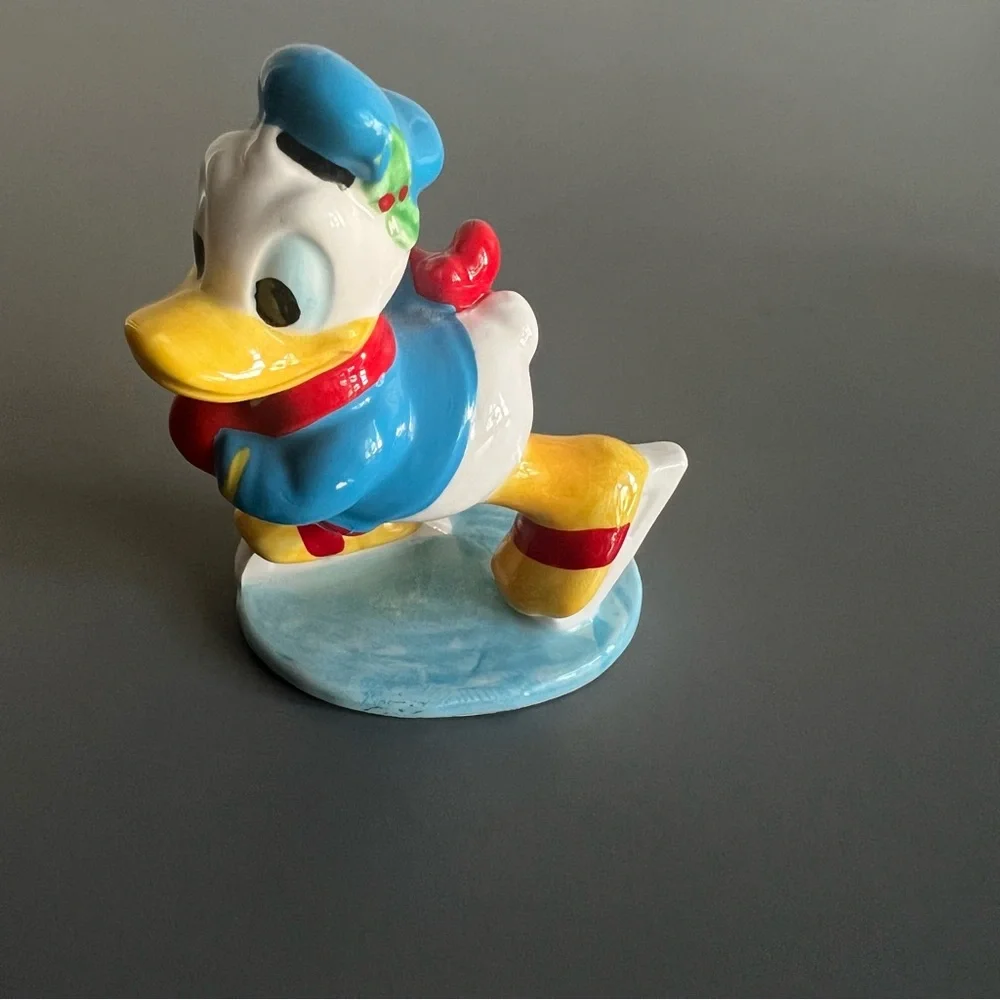 Vintage‎ Disney Ice Skating Donal Duck Ceramic Japan Christmas